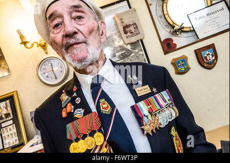 Frank Bond 89 e il 1948 di argento solido colato a campana a Belfast . Esso offre il cristiano i nomi dei bambini che sono stati battezzati su t Foto Stock