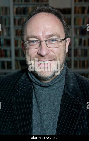 Jimmy Wales alla Royal Institution di Londra a 5 x 15 evento. Fondatore di Wikipedia, Jimmy Wales anche in presenza. Foto Stock