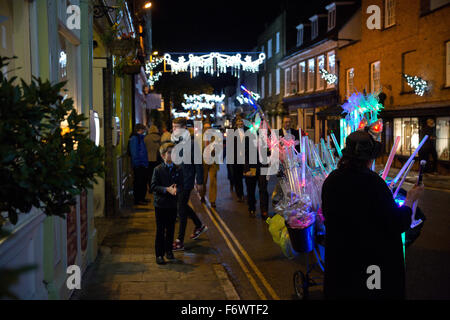 Eton, UK. Xix Nov, 2015. Un ragazzo giovane guarda di spade laser in vendita a Eton High Street dopo le luci di Natale sono stati accesi. Credito: Mark Kerrison/Alamy Live News Foto Stock