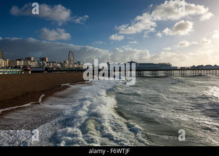 Le acque tempestose: Brighton Pier, Sussex Foto Stock