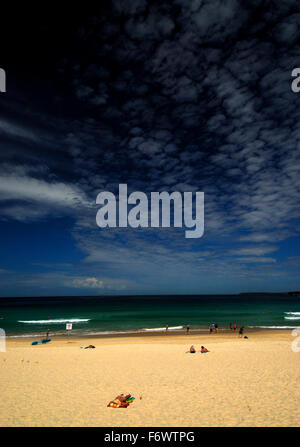 Bondi Beach nel nuovo Galles del Sud, Australia, con un sacco di persone, cielo blu ed edifici. Foto Stock