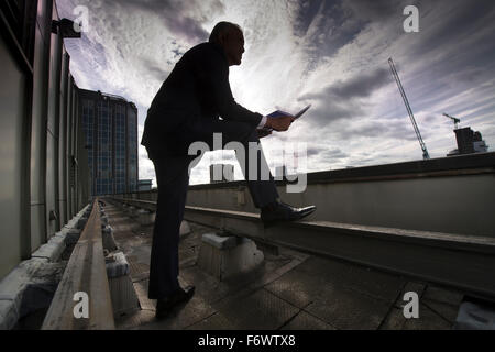 Un imprenditore di proprietà si affaccia su nuovi sviluppi e la proprietà rinnovi in Birmingham REGNO UNITO Foto Stock