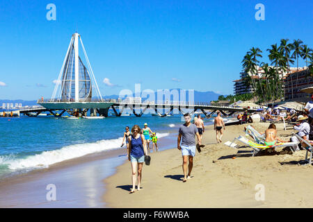 Spiaggia di Zona Romantica, centro storico di Puerto Vallarta, Messico con Los Muertos Pier in background Foto Stock