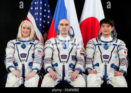 Stazione Spaziale Internazionale spedizione 48/49 membri di equipaggio (L-R): astronauta della NASA Kate Rubins, cosmonauta Anatoly Ivanishin e Japan Aerospace Exploration Agency astronauta Takuya Onishi ritratto ufficiale che indossa il russo Sokol tuta spaziale Agosto 4, 2015 in Star City, Russia. Il trio sono anche la spedizione di backup 46/47 i membri dell'equipaggio. Foto Stock