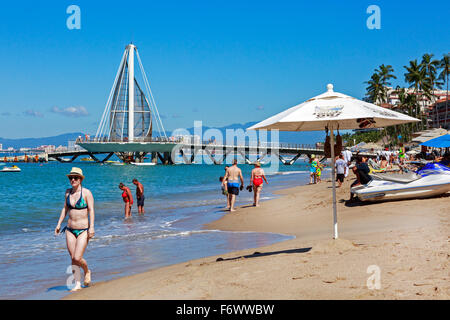 Spiaggia di Zona Romantica, centro storico di Puerto Vallarta, Messico con Los Muertos Pier in background Foto Stock