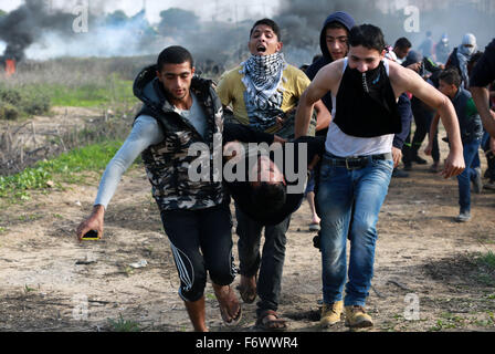 La striscia di Gaza. Xx Nov, 2015. Palestinesi evacuare un manifestante ferito durante gli scontri con le truppe israeliane nei pressi del confine tra Israele e il centro della Striscia di Gaza, nov. 20, 2015. Un'onda di tensione tra palestinesi e israeliani che hanno inizio nel mese di ottobre si è deteriorata in violenti scontri nei territori palestinesi. Secondo i palestinesi il ministero della sanità, 89 palestinesi sono stati uccisi e più di 3 mila feriti, mentre media israeliani dire 14 Israeliani sono stati uccisi in accoltellato e riprese attacchi. Credito: Yasser Qudih/Xinhua/Alamy Live News Foto Stock