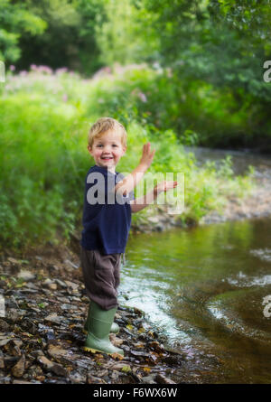 Ritratto di un simpatico happy little boy in campagna Foto Stock