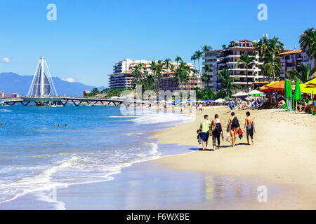 Spiaggia di Zona Romantica, centro storico di Puerto Vallarta, Messico con Los Muertos Pier in background Foto Stock