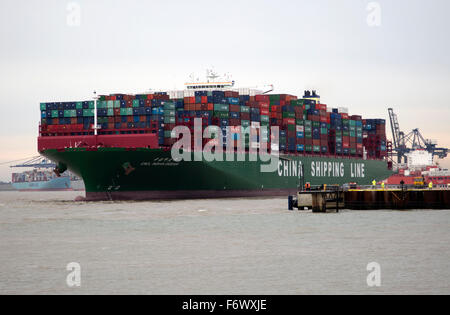 Contenitore grande nave, l'Oceano Indiano, della Cina linea marittima, porto di Felixstowe, Suffolk, Inghilterra, Regno Unito Foto Stock