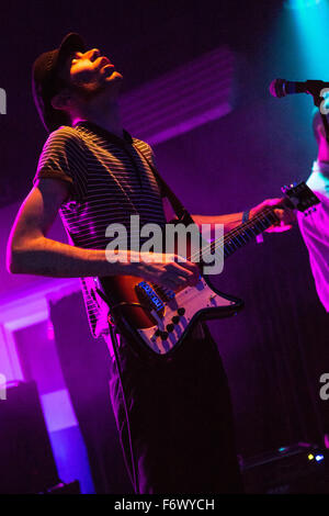 Segrate Milano Italia. Il 19 novembre 2015. Il British rock band IL GRASSO BIANCO famiglia suona dal vivo sul palco al Circolo Magnolia per presentare il loro nuovo album "ATTAC per le nostre madri", che uscirà nel mese di gennaio 2016 Foto Stock