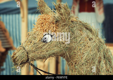 Da Paglia e stocchi di raccolti di grano reso divertente figurina di una testa di cavallo. Si tratta di un soggetto per una festosa decorazione del interio Foto Stock