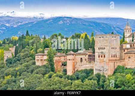 GRANADA Spagna Alhambra una cittadella di Moresco e palazzo autunno Alberi e neve sulle montagne della Sierra Nevada Foto Stock