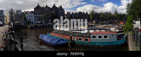 Magnifica vista panoramica sul Canal, Canal case e case galleggianti da ponte in Amsterdam (Olanda Settentrionale, Paesi Bassi) Foto Stock