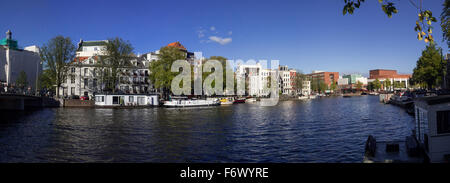 Vista panoramica sul fiume Amstel, Canal case e case galleggianti da ponte in Amsterdam (Olanda Settentrionale, Paesi Bassi) Foto Stock