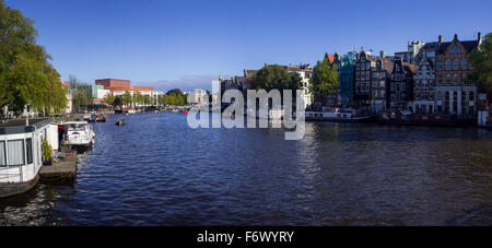 Vista panoramica sul fiume Amstel, Canal case e case galleggianti da ponte in Amsterdam (Olanda Settentrionale, Paesi Bassi Foto Stock
