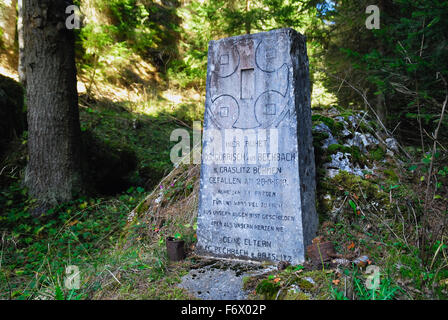 Altopiano di Asiago, Veneto, Italia, la prima guerra mondiale la tomba di un soldato austro-ungarico in Val Galmarara. Foto Stock