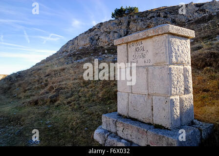 Altopiano di Asiago, Veneto, Italia. La pietra miliare del Kaiser Karl Strasse. Il Kaiser Karl Strasse è un modo di trasmissione sull'Altopiano di Sette Comuni costruito durante la Prima Guerra Mondiale dai soldati dell'Impero Austro-ungarico per attrezzare la zona a nord dell'altopiano di una strada di accesso ai veicoli a motore per raggiungere la zona del Monte Ortigara. Foto Stock