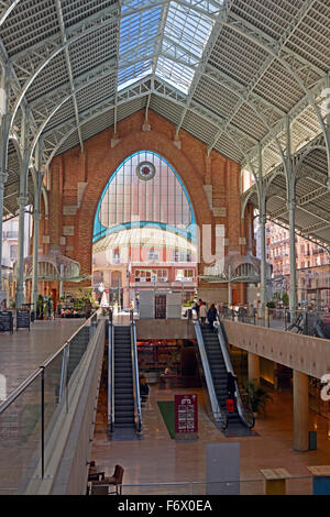 Interno del mercato Columbus piccolo centro commerciale per lo shopping e il mercato (Mercado de Colon) a Valencia, Spagna Foto Stock