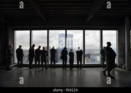 I membri del militare degli Stati Uniti ha arruolato campo consiglio consultivo visita il Ground Zero Memorial in onore dei veterani del giorno 11 novembre 2015 nella città di New York, NY. Foto Stock