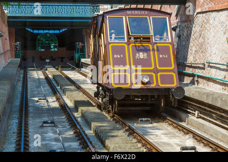 La Funicolare Castle Hill di Budapest ferrovia che collega il Castello di Buda per la catena di Széchenyi ponte sotto, Ungheria. Foto Stock