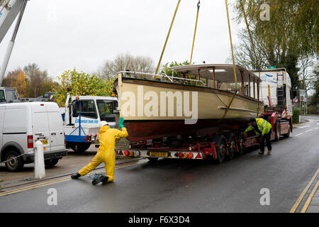 Un viaggio turistico barca 'Titan' essendo caricati su di un basso-loader per andare per manutenzione invernale, Stratford-upon-Avon, Regno Unito Foto Stock