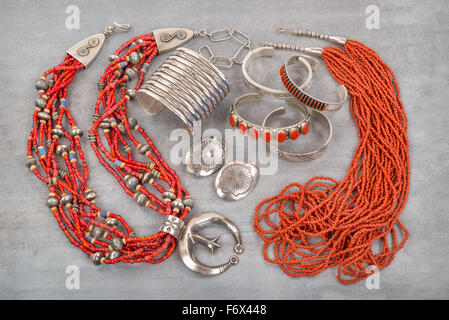 Una collezione di argento, corallo e glass bead native american gioielli. Foto Stock