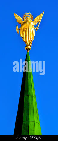 L'arcangelo Michele statua ingresso Santa Sofia Sofia Cathedral Spires Torre cupola dorata Sofiyskaya Square Kiev Ucraina. Foto Stock