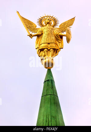 L'arcangelo Michele statua ingresso Santa Sofia Sofia Cathedral Spires Torre cupola dorata Sofiyskaya Square Kiev Ucraina. Foto Stock