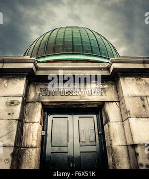 In stile vintage immagine della città Osservatorio sulla Carlton Hill in Edinburgh Foto Stock