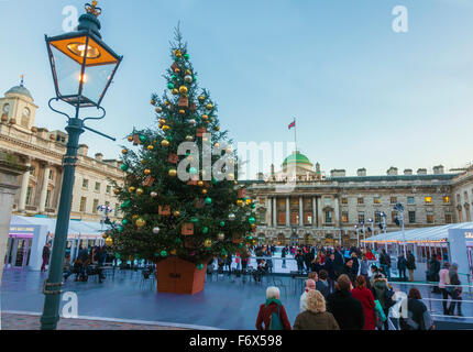 Somerset House Ice Rink al tempo di Natale Foto Stock