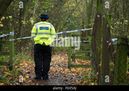 Una comunità di polizia Ufficio di supporto (PCSO) Sta di guardia a scene Country Park in Ibstock per fermare il pubblico prima di entrare nel parco. Foto Stock