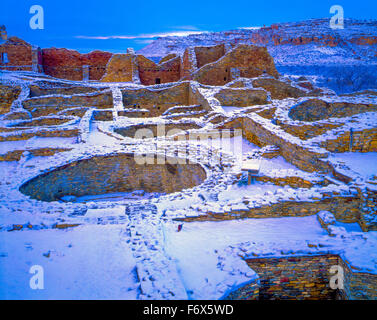 Pueblo Del Arroyo in neve cultura Chaco Parco Storico Nuovo Messico grande rovina nel Chaco Canyon Foto Stock