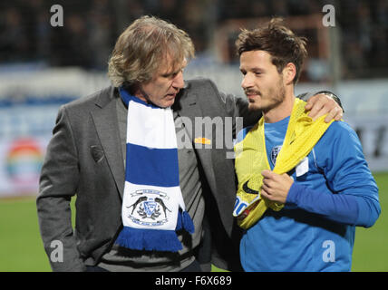 Bochum, Germania. Xx Nov, 2015. Calcio, Germania, Seconda Bundesliga, VfL Bochum vs Unione Berlino, Bochum, 20.11.2015: Manager Gertjan Verbeek (Bochum, L) parla di Stefano Celozzi. Credito: Juergen schwarz/Alamy Live News Foto Stock