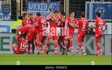 Bochum, Germania. Xx Nov, 2015. Calcio, Germania, Seconda Bundesliga, VfL Bochum vs Unione Berlino, Bochum, 20.11.2015: Damir Kreilach (Unione Berlino, #19 L) festeggia con i compagni di squadra. Credito: Juergen schwarz/Alamy Live News Foto Stock