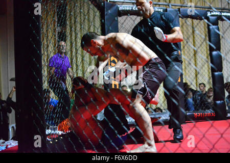 Gibralter. Xx Nov, 2015. Joe Williams ha difeso il suo titolo, Gibilterra MMA cinghia con contro Andy Palin sistema MMA team britannico presso la sala centrale a Gibilterra. La Gibilterra MMA cage Fight Night, 'Rock sotto assedio L' ha visto anche le lotte tra Nathan Ponce de Leon Gib MMA vs Ruben Abdeslam, Vera MMA Melilla Spagna - 95 Kg, Francesco Cabrera Gib MMA vs Ben Ali Mouad MMA Tangeri - 70 Kg, Ben Carter sistema MMA UK vs Santiago Porras MMA Melilla Spagna - 90 Kg, Jyl Poso Gib MMA vs Ismael Bekarni MMA Malaga Spagna - 85 Kg, Nazart Abdeslam Vera MMA Melilla Spagna vs Yvav Geraghtyhy sistema MMA UK - 80 Kg, © Ste Foto Stock