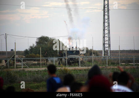 La striscia di Gaza, la Palestina. Xvi Nov, 2015. Le truppe israeliane faccia a faccia scontro con i palestinesi lungo il confine nella periferia est di Gaza City © Mohamed Zaanoun/Pacific Press/Alamy Live News Foto Stock