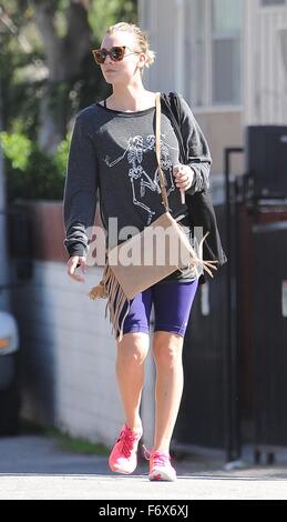 Kaley cuoco pronto per la festa di Halloween indossando un ballo felpa dello scheletro, marrone fiocco borsetta e rosa neon sneakers, fuori e circa l'esecuzione di commissioni con: Kaley Cuoco dove: Los Angeles, Stati Uniti quando: 20 Ott 2015 Foto Stock