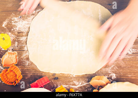 La laminazione la nostra pasta per la base di pastafrolla per torta di zucca torta. Foto Stock