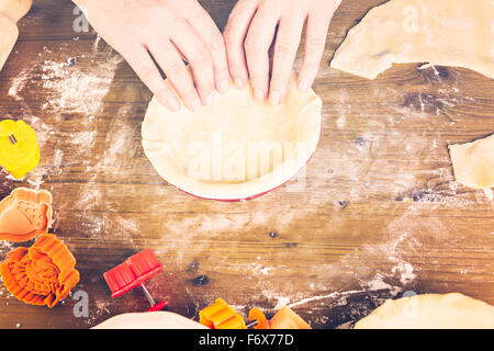 La laminazione la nostra pasta per la base di pastafrolla per torta di zucca torta. Foto Stock