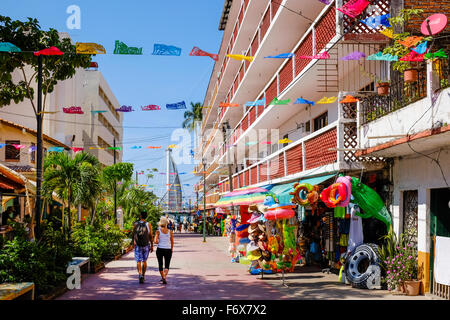 Back Street nella Zona Romantica verso Los Muertos, città vecchia, Puerto Vallarta, Messico Foto Stock