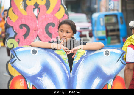 Partecipante femminile al via concorso di danza durante il tonno Gensan Festival 2015 in General Santos City Foto Stock