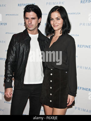 Philadelphia, Pennsylvania, USA. Il 19 Novembre, 2015. (L a R) Geordon Nicol e Leigh Lezark del Misshapes pongono a Primark's King of Prussia Store celebrazione di apertura a Skybox Event Center il 19 novembre 2015 a Philadelphia, Pennsylvania, Stati Uniti. © Paul Froggatt/FamousPix/Alamy Foto Stock