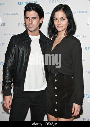 Philadelphia, Pennsylvania, USA. Il 19 Novembre, 2015. (L a R) Geordon Nicol e Leigh Lezark del Misshapes pongono a Primark's King of Prussia Store celebrazione di apertura a Skybox Event Center il 19 novembre 2015 a Philadelphia, Pennsylvania, Stati Uniti. © Paul Froggatt/FamousPix/Alamy Foto Stock