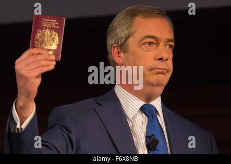 Londra, Regno Unito. Il 20 novembre 2015. Nigel Farage trattiene il suo passaporto del Regno Unito. Nigel Farage MEP, leader del partito per l'indipendenza del Regno Unito (UKIP), parla di una uscita britannica dell'Unione europea durante il dire no al Tour dell'UE presso l'Emmanuele Centre di Londra. Foto Stock