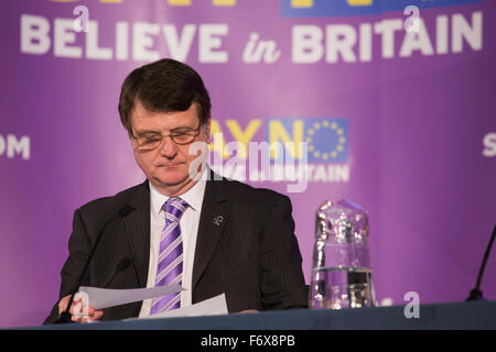 Londra, Regno Unito. Il 20 novembre 2015. Gerard Batten MEP. Nigel Farage MEP, leader del partito per l'indipendenza del Regno Unito (UKIP), parla di una uscita britannica dell'Unione europea durante il dire no al Tour dell'UE presso l'Emmanuele Centre di Londra. Foto Stock
