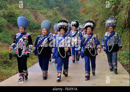 Tongren, della Cina di Guizhou. Xx Nov, 2015. La gente celebra il Festival Jielong a piedi nel villaggio Gouju, Songtao Miao contea autonoma in Tongren City, a sud-ovest della Cina di Guizhou, nov. 20, 2015. Credito: lunga Yuanbin/Xinhua/Alamy Live News Foto Stock