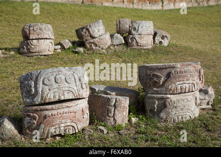 I glifi di pietra di fronte al palazzo di maschere, Kabah sito archeologico; Yucatan, Messico Foto Stock