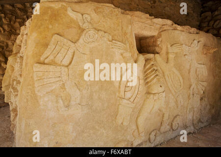 Le figure di rilievo in stucco, scheletrico capi trovati nelle nicchie, Castillo de Kukulcan, Mayapan Maya sito archeologico; Yucatan, Messico Foto Stock