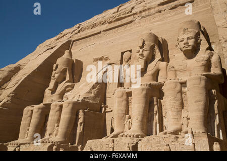 Colossi di Ramses II, Sun tempio di Abu Simbel templi; Egitto Foto Stock