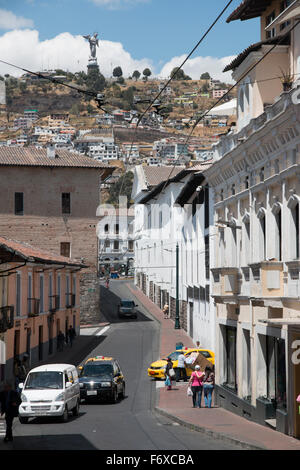 Situato sulla parte superiore del Cerro El Panecillo, la Virgen de Quito monumento può essere visto da pressoché qualsiasi posizione nel centro cittadino di Quito. Foto Stock